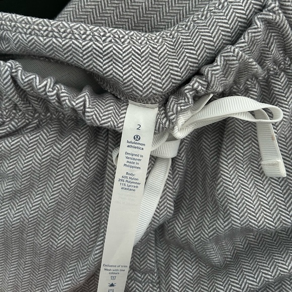 Grey Lululemon strechy pants with pockets - Picture 4 of 4